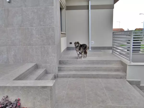 płytki na schodach wewnętrznych