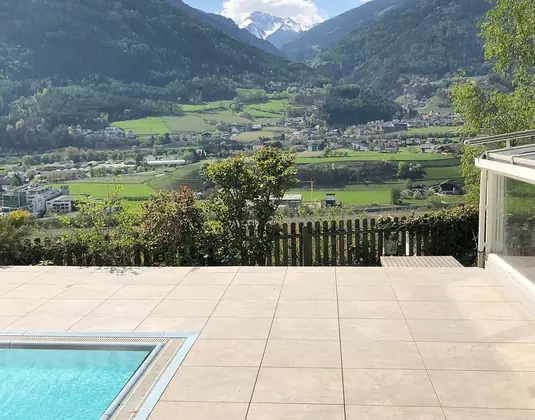 Taras z gresu beżowego w strefie basenowej