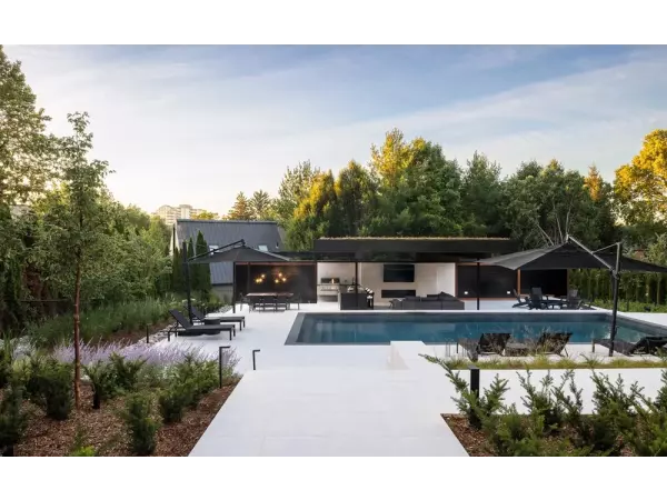 biały taras z płyt gresowych