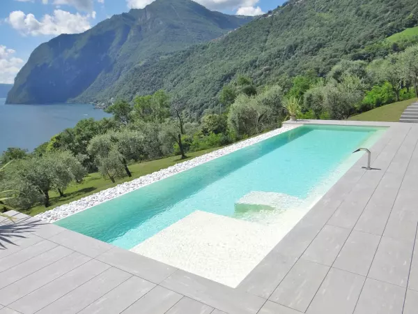 Basen z płytek połączony z tarasem