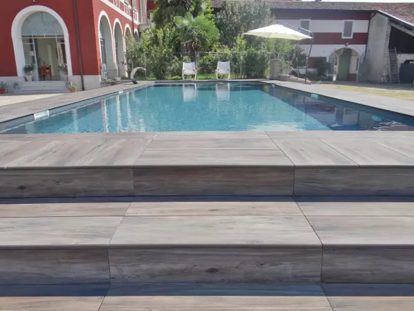 schody basenu z płytki drewnopodobnej