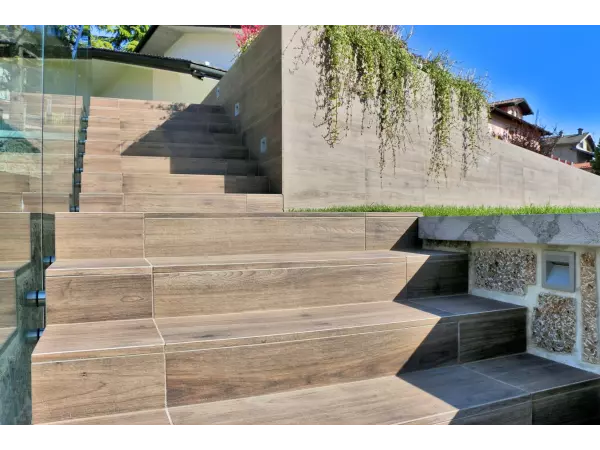 płytka tarasowa drewniana na schody zewnętrzne