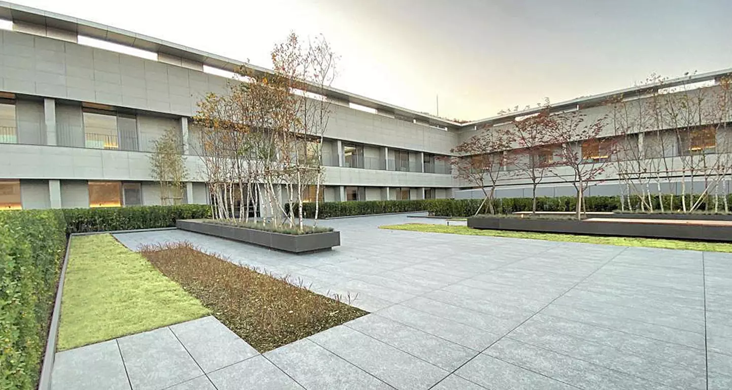 Inspiracja z płytką tarasową w kolorze ciemny granit