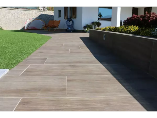 płytka tarasowa drewniana w ogrodzie