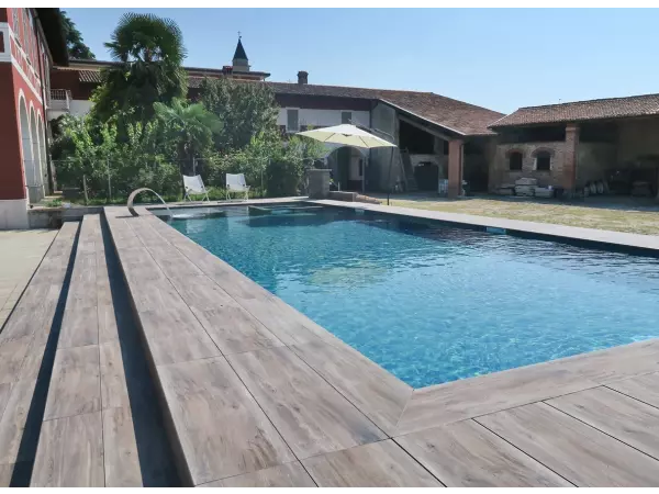 brzeg basenu płytka drewnopodobna