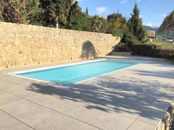 Płytka tarasowa w beżowym odcieniu na przestrzeni basenowej