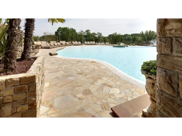 kamień przy basenie