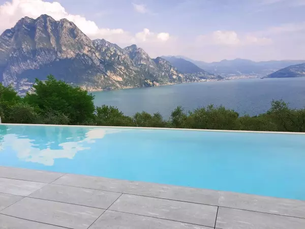 Jasno szare płyty na taras