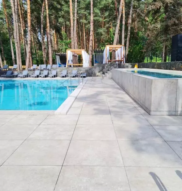 wielkoformatowa płyta na podjazd do garażu pietra antico bianco 90x90