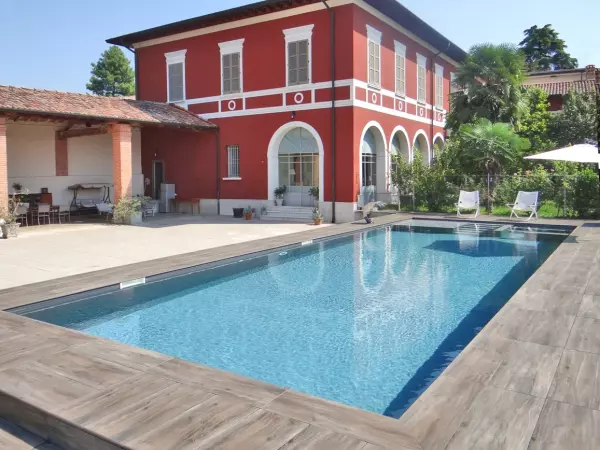 drewnopodobna płytka w strefie basenu