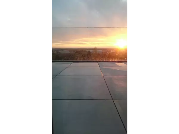 taras wentylowany o zmierzchu