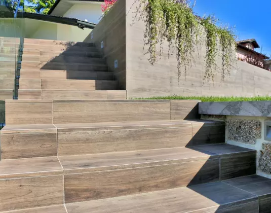 płytka tarasowa drewniana na schody zewnętrzne