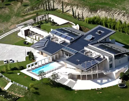 dom z tarsem i basenem inspiracje