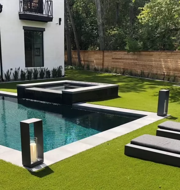 realizacja z płytką kamienną przy basenie