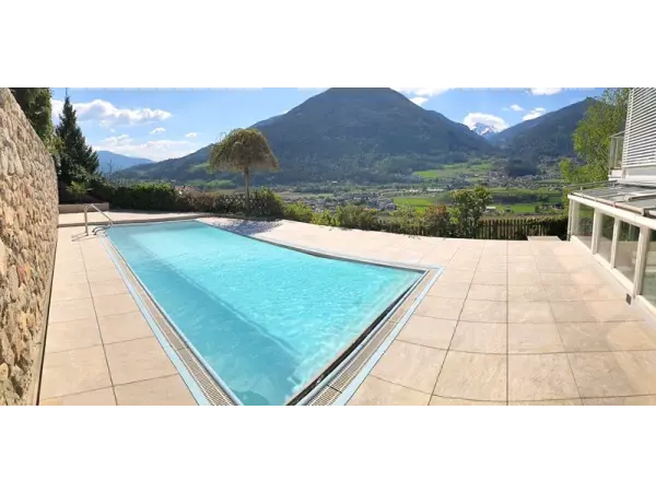 Taras z jasnego gresu beżowego wokół basenu