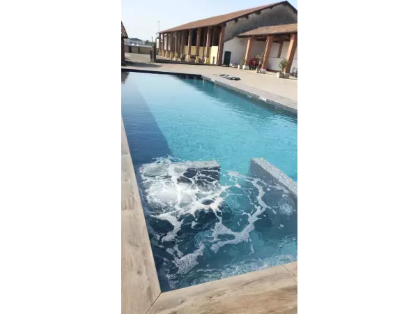 basen przy domu z płytki drewnopodobnej