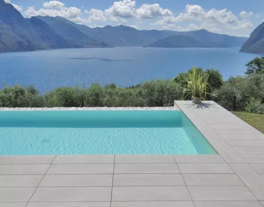 Płytki przy basenie