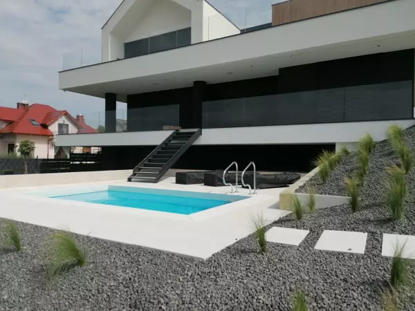 białe płyty przy basenie