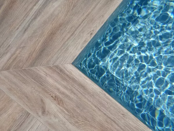 obrzeże tarasu z płytki drewnopodobnej