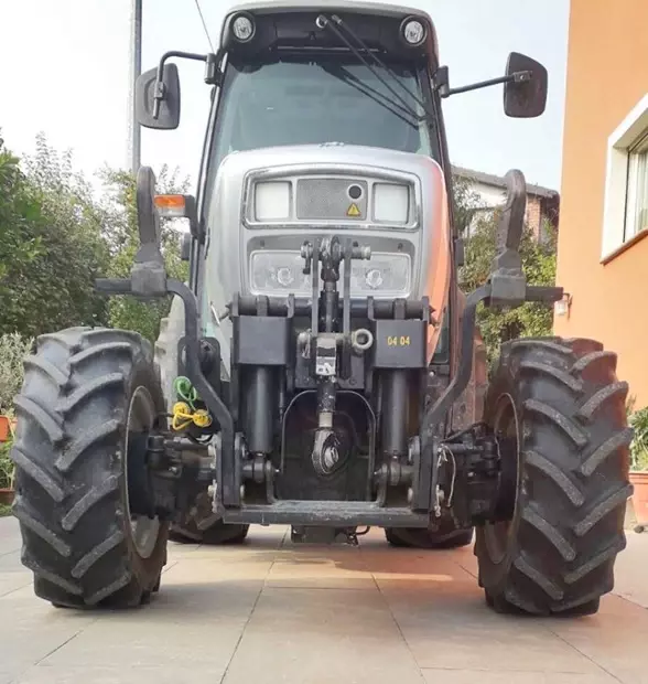 ciągnik na płytach gr 3cm na podjezdzie